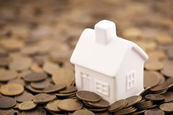 Pequeña Casa Juguete Monedas — Foto de Stock