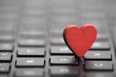 Klavye üzerinde küçük kırmızı kalp. Internet dating kavramı. 