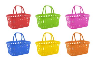 Beyaz arka plan üzerinde izole renkli alışveriş sepetlerini topluluğu 