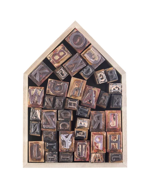 白い背景に木のブロック文字で隔離された家 — ストック写真