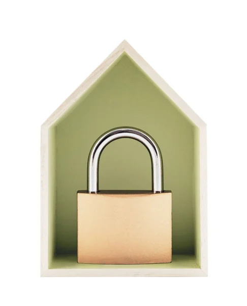 家の保護の概念 白い背景に金属南京錠で隔離された小さな木造の家 — ストック写真