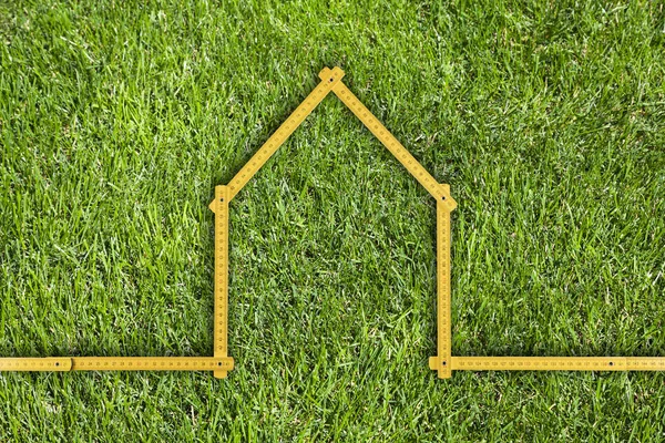Gele Meter Liniaal Gevouwen Als Huis Groene Gras — Stockfoto
