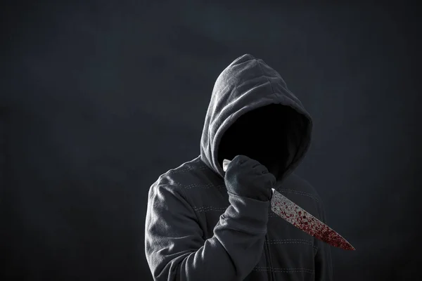 Mann Mit Kapuze Und Blutigem Messer Dunkeln — Stockfoto