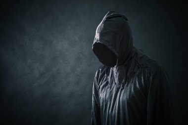 Kukuletalı pelerin korkunç şekilde 