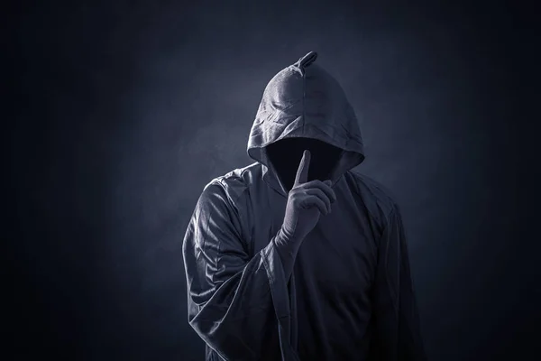 Kukuletalı pelerin korkunç şekilde 