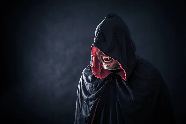 Vampiro Enojado Con Capa Roja Mostrando Sus Dientes Miedo — Foto de Stock