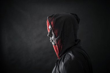 Karanlıkta kukuletalı adam 