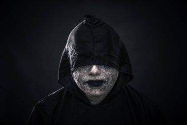  Kukuletalı pelerin korkunç şekilde