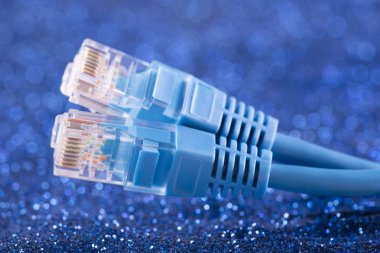 Mavi parlayan arkaplanda iki ağ kablosu