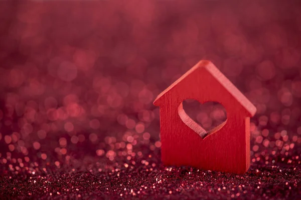 Маленький Будинок Формою Серця Червоному Блискучому Фоні — стокове фото