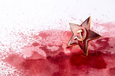 Sovyet kırmızı yıldız rozeti kanla 
