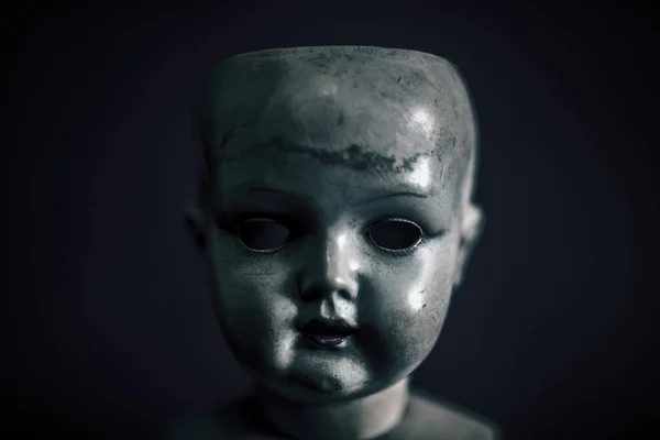 Ανατριχιαστική Κούκλα Στο Σκοτάδι — Φωτογραφία Αρχείου