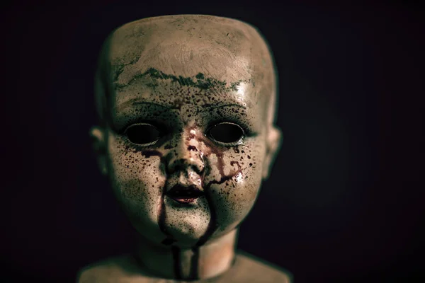 Boneca Sangrenta Assustadora Escuro — Fotografia de Stock