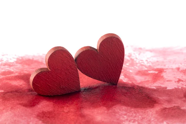 Zwei Rote Herzen Auf Blutigem Hintergrund — Stockfoto