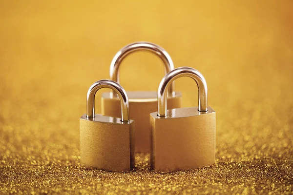 Conceito Segurança Com Três Cadeados Metal Sobre Fundo Dourado — Fotografia de Stock