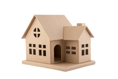 Karton ev kırpma yolu ile beyaz üzerinde izole 