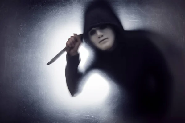 Homme Dans Une Capuche Masque Blanc Avec Couteau Derrière Verre — Photo
