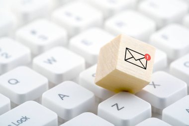 Bilgisayar klavyesi üzerinde ahşap blok üzerinde yeni e-posta grafiği 