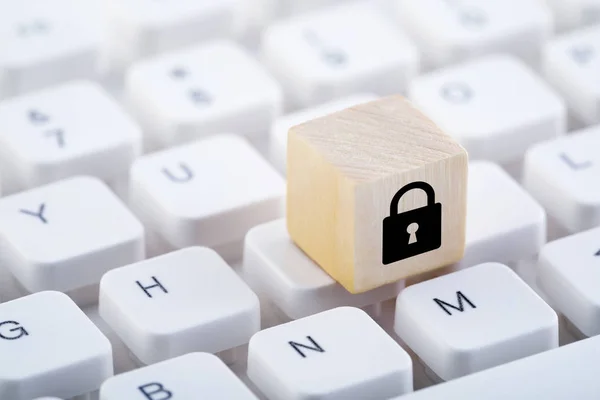 Wooden Block Lock Graphic Computer Keyboard Computer Security Concept — Stock Photo, Image