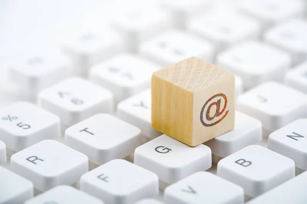 Houten Blok Met Kleurrijke Internet Symbool Computer Toetsenbord — Stockfoto