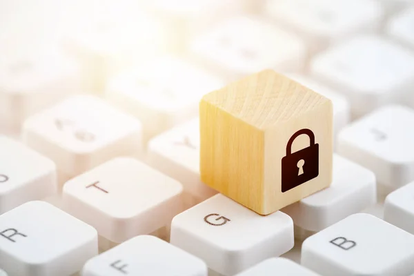 Houten Blok Met Slot Afbeelding Toetsenbord Van Computer Computer Security — Stockfoto