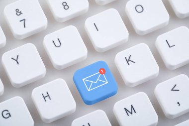 Yeni e-posta düğmesi ile bilgisayar klavyesi. 