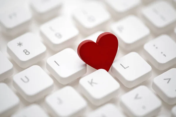 Klein Rood Hart Het Toetsenbord Van Computer Internet Dating Concept — Stockfoto