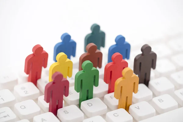 Kleurrijke Geschilderde Groep Mensen Figuren Computer Toetsenbord — Stockfoto