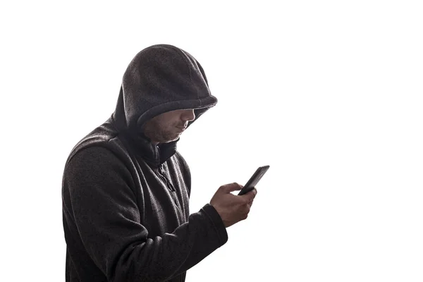 Hacker Mit Kapuze Hält Smartphone Isoliert Auf Weißem Hintergrund — Stockfoto