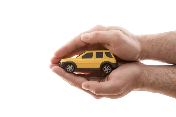 汽车保护 小型黄色汽车覆盖的手隔离在白色背景与剪辑路径 — 图库照片