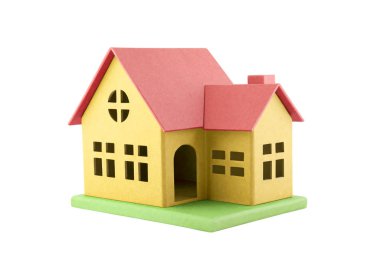 Renkli karton oyuncak ev kırpma yolu ile beyaz izole 