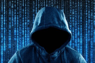 Bilgisayar kodu arka planda anonim kapüşonlu bilgisayar korsanı portre 