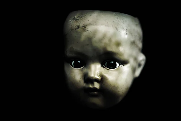 Ανατριχιαστική Κούκλα Στο Σκοτάδι — Φωτογραφία Αρχείου