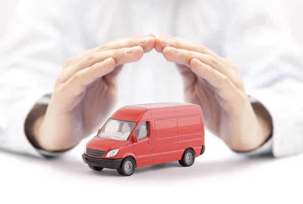 Transport Red Van Car Skyddas Händer — Stockfoto