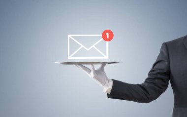 Gümüş tepsi üzerinde yeni e-posta grafik illüstrasyon tutan işadamı 