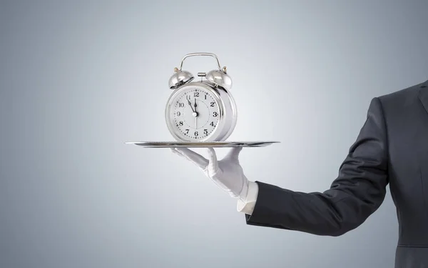 Empresário Oferecendo Relógio Alarme Estilo Antigo Bandeja Prata — Fotografia de Stock