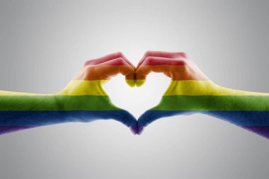 Aşkın Lgbt gökkuşağı kalp sembolü şeklinde iki el 