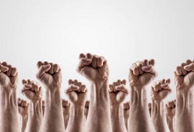 Yumruklarını gösteren büyük bir grup yükseltilmiş el 