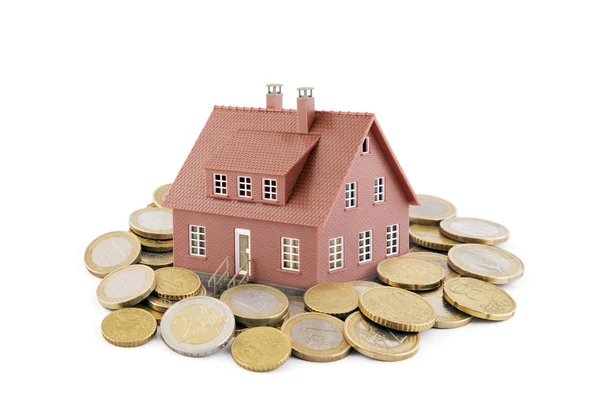 Pequena Casa Brinquedo Marrom Com Moedas Euro Fundo Branco — Fotografia de Stock