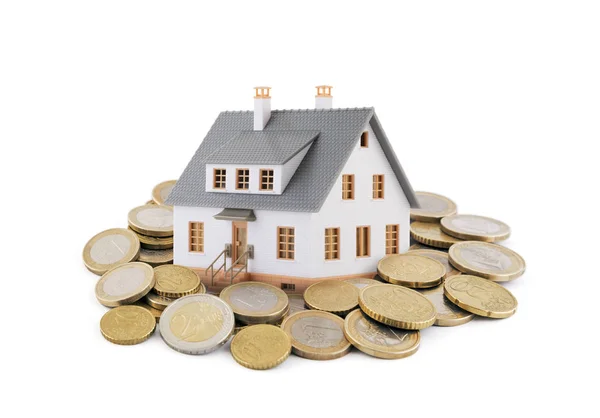 Pequena Casa Brinquedo Com Moedas Euro Fundo Branco — Fotografia de Stock