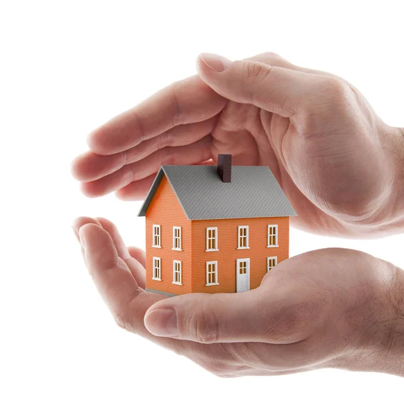 Kleine Oranje Speelgoed Huis Beschermd Door Handen Geïsoleerd Wit — Stockfoto