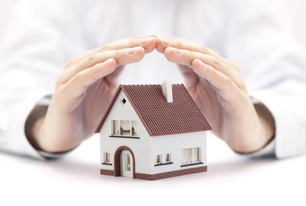 Concetto Assicurazione Immobiliare Casa Miniatura Protetta Mani — Foto Stock