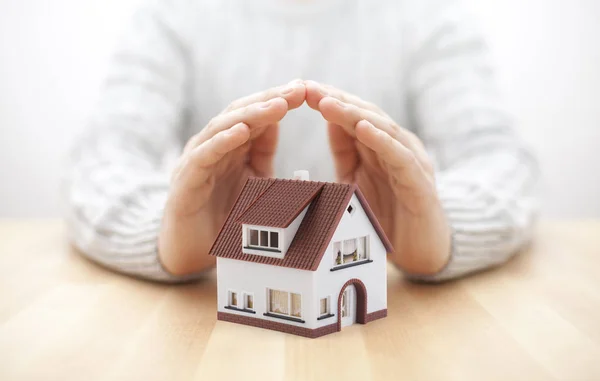 Haus Miniatur Von Händen Bedeckt — Stockfoto