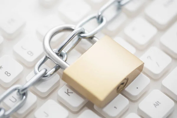 Security Concept Metal Padlock Chain Computer Keyboard — Stock Photo, Image