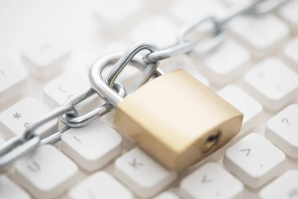 Security Concept Metal Padlock Chain Computer Keyboard — Stock Photo, Image