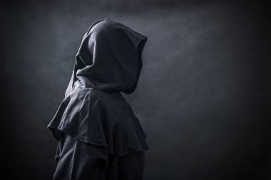 Kukuletalı pelerin korkunç şekilde 