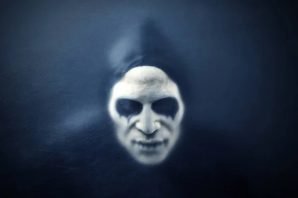 Ghost Räkna Bakom Dammig Repad Glas Läskig Figur Med Mask — Stockfoto