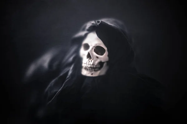 Grim Reaper Dans Obscurité Derrière Verre Rayé Poussiéreux — Photo