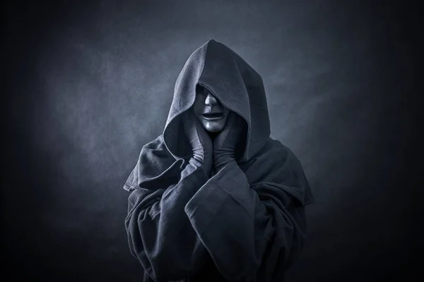 Ghostly Figure Hooded Cloak Scary Figure Part Mannequin Head Hands — Stock Photo, Image