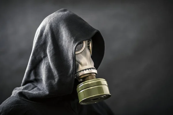 Man Met Gasmasker Capuchon Mantel Milieuverontreiniging — Stockfoto